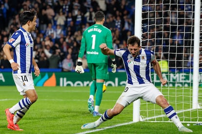 El delantero de la Real Sociedad Mikel Oyarzabal celebra el segundo gol de su equipo ante el Betis, de penalti.