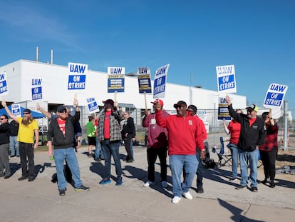 Piquetes de trabajadores en una fábrica del grupo Stellantis en Toledo (Ohio), en una imagen del mes pasado.