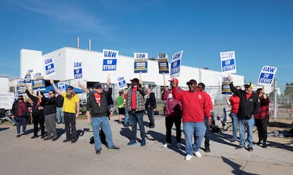 Piquetes de trabajadores en una fábrica del grupo Stellantis en Toledo (Ohio), en una imagen del mes pasado.