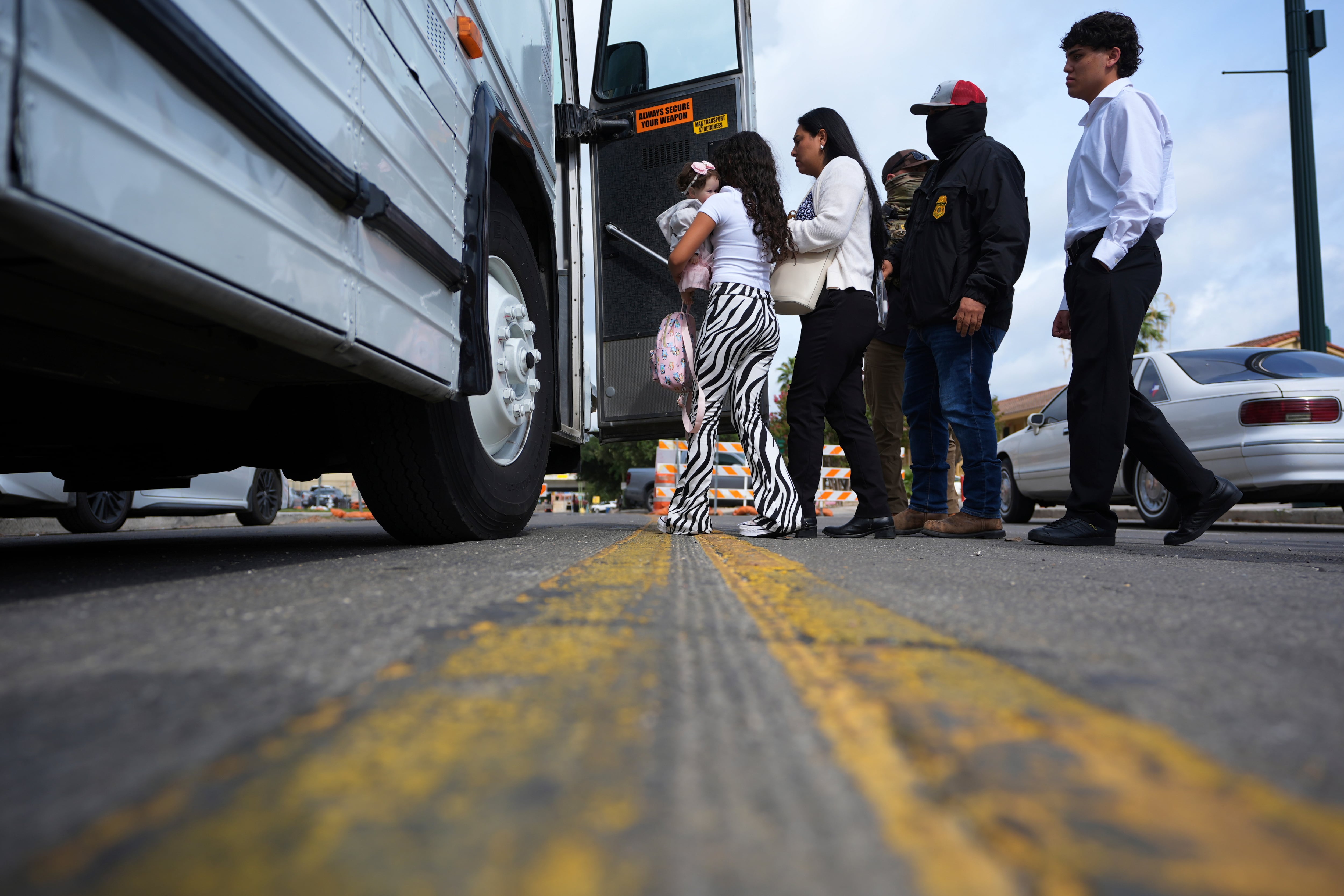 Estados Unidos busca deportar a migrantes a terceros países inseguros con solo horas de aviso