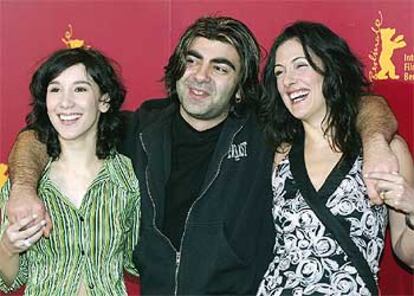 Fatih Akin, con las actrices Birol Meltem Cumbul,a la derecha, y Sibel Kekilli.