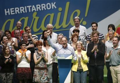 El candidato de EH Bildu a la presidencia de Navarra, Adolfo Araiz, durante su intervención en el acto central de la campaña electoral en Navarra.