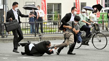 Varios policías reducen al autor de los disparos contra Shinzo Abe.  El detenido era identificado como Tetsuya Yamagami, de 41 años, antiguo miembro de las fuerzas armadas del país. 