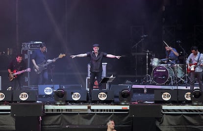 El cantante Santiago Auserón durante el concierto que ofrece esta noche en la tercera jormada del Festival Sonorama Ribera que se celebra en Aranda de Duero. 