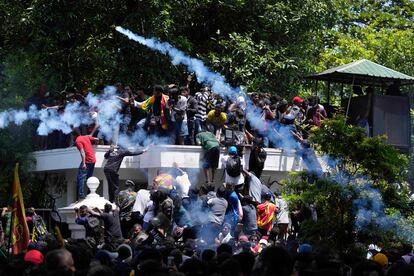 La población lleva saliendo a las calles desde marzo, acusando a los líderes de corruptos y de haber llevado al país a la ruina con su mala gestión. En la imagen, la protesta ante las oficinas de Ranil Wickremesinghe en Colombo, este miércoles.