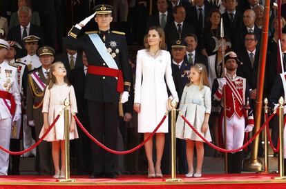 La Familia Real, el rey Felipe VI, la reina Letizia, la princesa Leonor (i, rosa) y la infanta Sofía (d, azul) pasan revista a las tropas de honor en la puerta de los Leones del Palacio de las Cortes, la solemne proclamación del rey Felipe VI ante las Cortes Generales en el Congreso de los Diputados.