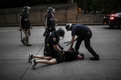 Varios policías detienen a un manifestante durante las protestas del martes en Nueva York.