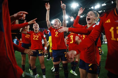 Celebración de las jugadoras de La Roja tras proclamarse campeonas del Mundial en el Estadio Australia de Sídney. 