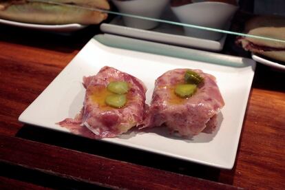 'Pintxo' de cabeza de jabalí con pepinillo y vinagreta en el Xukela (Bilbao).