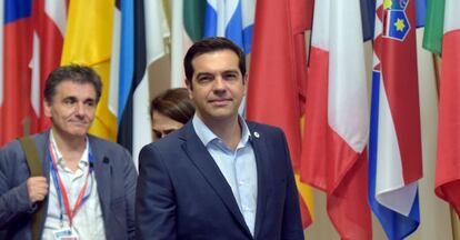 Alexis Tsipras, primer ministro griego (derecho), y su ministro de Finanzas, Euclid Tsakalotos (izquierda).