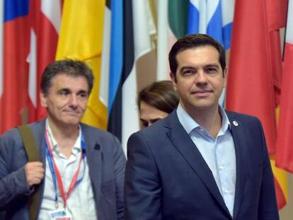 Alexis Tsipras, primer ministro griego (derecho), y su ministro de Finanzas, Euclid Tsakalotos (izquierda).