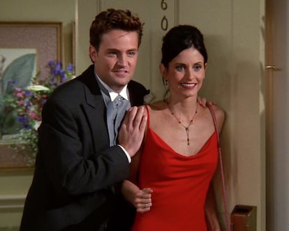 El vestido de las chicas  ‘Friends’.
Todo se pega. Durante una década de grabación, Jennifer Aniston, Lisa Kudrow y Courteney Cox no solo compartieron ensaladas, cotilleos y cortes de pelo, sino que retroalimentaron su estilo en cada episodio. Los vestidos de tirantes finos se convirtieron casi en un personaje más de la serie, con multitud de apariciones a sus espaldas en todo tipo de tejidos, estilos y colores. Uno de los más memorables fue el que lució Monica Geller (Cox) durante la fallida boda de su hermano Ross con Emily. Este vestido de ceremonia en rojo valentino revelaba otro de los “must” de la época que ahora regresa: el escote drapeado.