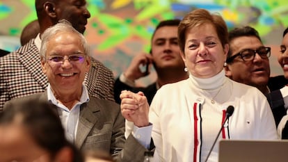 Los ministros de Hacienda, Ricardo Bonilla, y de Trabajo, Gloria Inés Ramírez, celebran la aprobación de la reforma, este viernes.