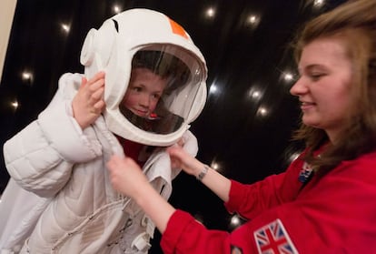 Un niño participa en una actividad durante el Festival de la Ciencia de Edimburgo (Reino Unido).