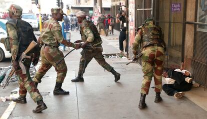 Los soldados golpean a un partidario del opositor Movimiento para el Cambio Democrático (MDC) a las afueras de la sede del partido.