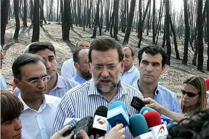 El líder del Partido Popular, Mariano Rajoy, en su visita a una de las zonas afectadas por el incendio.
