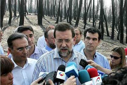 El líder del Partido Popular, Mariano Rajoy, en su visita a una de las zonas afectadas por el incendio.