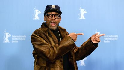 El director estadounidense Spike Lee posa a su llegada a la presentación de la película 'Chi-Raq', el 16 de febrero de 2016. La cinta se proyectará fuera de competición en la Berlinale.