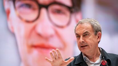 El expresidente del Gobierno José Luis Rodríguez Zapatero interviene en un mitin para apoyar al primer secretario del PSC y candidato a la presidencia de la Generalitat, Salvador Illa, este domingo en Girona.