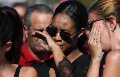 Varias mujeres lloran al visitar el lugar del ataque en Niza, este viernes.