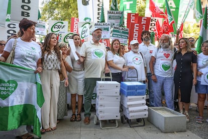 Acto de Marea Blanca para presentar una ILP secundada con más de 50.000 firmas para blindar la sanidad pública.
foto. ALEJANDRO RUESGA