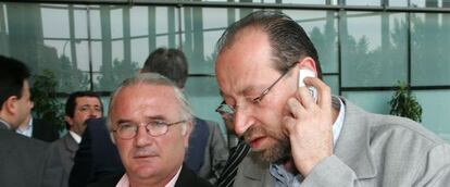 A la derecha, el diputado de IU Miguel Reneses, en la Asamblea de Madrid.