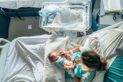 Mujer y recien nacido en el hospital