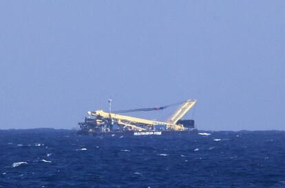 Barco remolcador confundido con un avión accidentado en Telde.