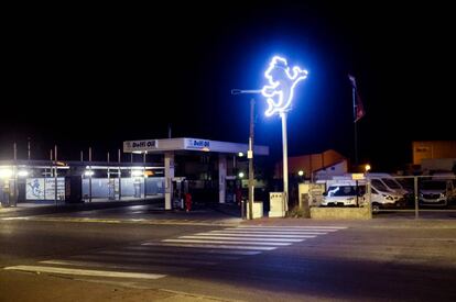 El luminoso de una estación de lavado de coches en un polígono industrial de Arganda del Rey.