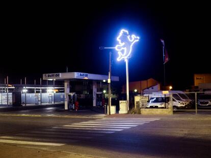 El luminoso de una estación de lavado de coches en un polígono industrial de Arganda del Rey.