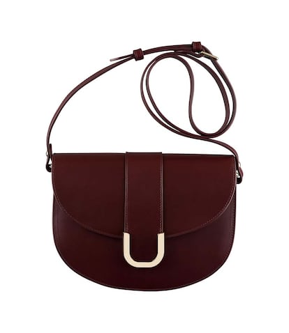 Bolso de piel color vino de A.P.C. La piel con la que está confeccionado es española. Su precio: 580 euros.