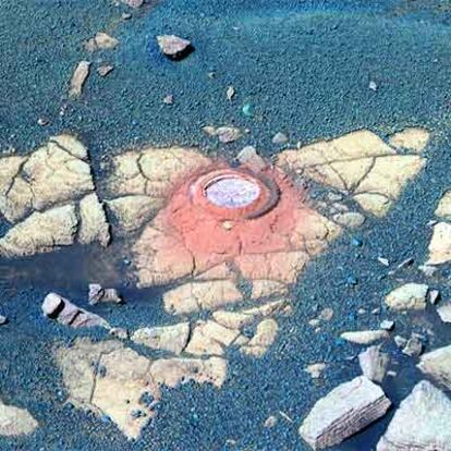 Huella de la lija del <i>Opportunity</i> en una roca en Marte (en color falso).