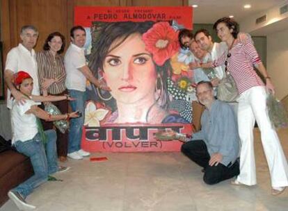 La delegación española que viajó a Bombay con ocasión del festival de cine español, entre ellos la actriz y cantante Bebe (izquierda), el director Santiago Tabernero (cuarto por la izquierda), el actor Santi Millán (cuarto por la derecha) y, en cuclillas, el director Fernando Colomo, ante el cartel de 'Volver'.