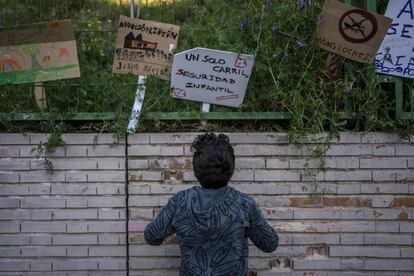 Un niño mira los carteles contra la contaminación y el tráfico realizados por sus compañeros del colegio Asunción Rincón.