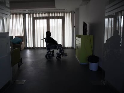 Una persona mayor ve la televisión en una mañana reciente en la residencia pública del Ensanche de Vallecas, gestionada por Aralia.