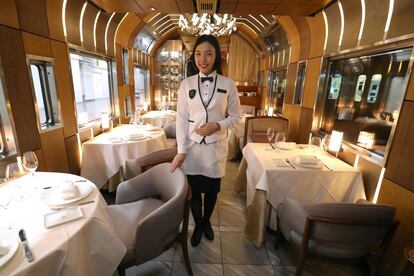 El menú degustación está a cargo del chef Katsuhiro Nakamura, el primer cocinero japonés en recibir una estrella Michelin. En la imagen, una empleada de la tripulación en el interior del salón-comedor.