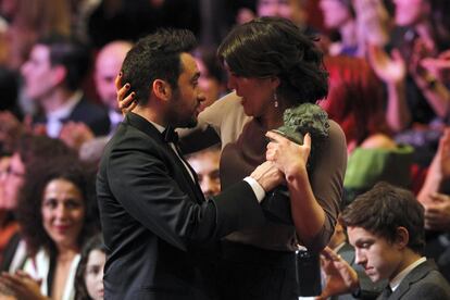 <b>2013. </b>La triunfadora de la noche fue 'Blancanieves', con 10 estatuillas. La anécdota de la noche la protagonizó la actriz Adriana Ugarte cuando confundió el sobre con el nombre del ganador a mejor canción original con las tarjetas en las que aparecían los nombres de los nominados. Juan Antonio Bayona, ganador del Goya a mejor dirección por 'Lo imposible', le entregó el premio a María Belón (en la imagen), la mujer cuya historia inspiró la película, y ella anunció que lanzaría el Goya al mar.