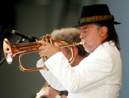El músico de jazz Chuck Mangione toca el fliscorno durante su actuación en el 28º Festival Anual de Jazz Playboy en el Hollywood Bowl en Hollywood el 18 de junio de 2006.