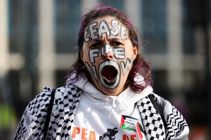 Una mujer luce escrito en la cara “Alto el fuego ya” durante una manifestación propalestina en Londres, Reino Unido, el pasado 9 de marzo.