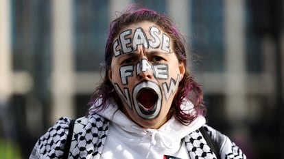 Una mujer luce escrito en la cara “Alto el fuego ya” durante una manifestación propalestina en Londres, Reino Unido, el pasado 9 de marzo.