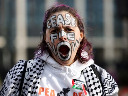 Una mujer luce escrito en la cara “Alto el fuego ya” durante una manifestación propalestina en Londres, Reino Unido, el pasado 9 de marzo.