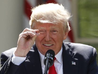 Trump gesticula en junio sobre el descenso de la temperatura que asegura se conseguir&iacute;a con el Acuerdo de Par&iacute;s