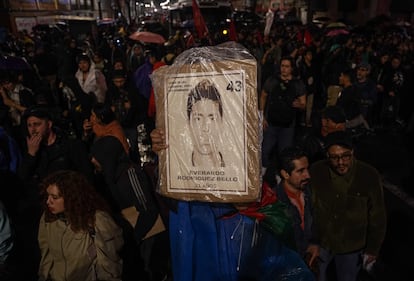 Manifestantes sostienen un retrato de Emiliano Rodríguez Bello, uno de los 43 estudiantes desaparecidos hace 10 años. 