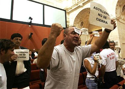 Trabajadores de astilleros increpan al presidente de la Junta durante el pleno. A la izquierda, el coordinador de IU, Diego Valderas.