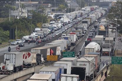 A rodovia Régis Bittencourt amanheceu bloqueada no acesso à cidade de São Paulo. Com os protestos, a prefeitura da capital paulista decretou estado de emergência nesta sexta-feira, já que a frota de ônibus ficou parcialmente desabastecida. 