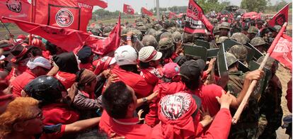 <i>Camisas rojas</i> se enfrentan a soldados durante el asalto a la principal  estación de comunicaciones de Tailandia.