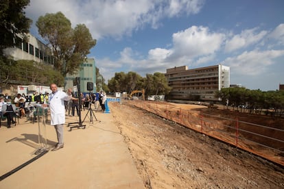 El gerente del Hospital  Vall d'Hebron, Albert Salazar, junto a los terrenos donde el hospital se actualizará con un ambicioso proyecto que terminará en 2028.