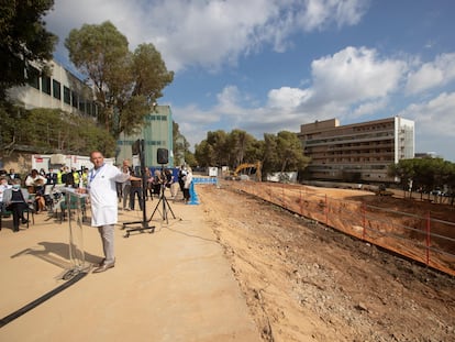 El gerente del Hospital  Vall d'Hebron, Albert Salazar, junto a los terrenos donde el hospital se actualizará con un ambicioso proyecto que terminará en 2028.