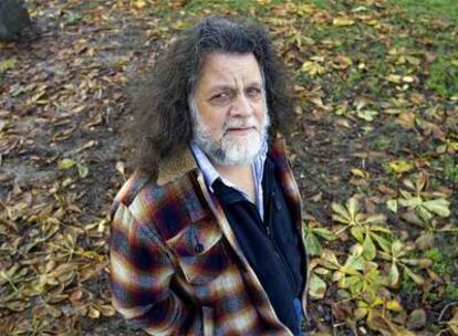 Fernando Arikagoitia, en Vitoria, antes de iniciar el paseo hacia la playa.