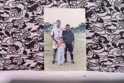 Luis Díaz posando con Alex el “Didi” Valderrama, (der) primo del Pibe Valderrama y a la izq su padre “Mane” que a veces también oficiaba como árbitro. Barrancas, 11 de abril de 2022.